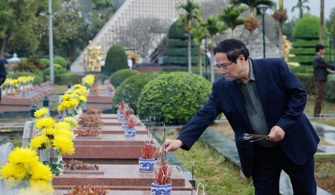 Thủ tướng dâng hương tưởng niệm Chủ tịch Hồ Chí Minh và các Anh hùng, liệt sĩ tại Điện Biên