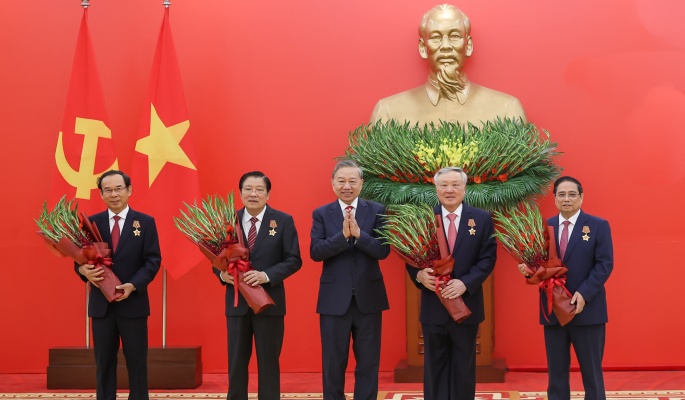 Tổng Bí thư Tô Lâm trao Huân chương Quân công hạng nhất và Huy hiệu Đảng tặng các đồng chí lãnh đạo, nguyên lãnh đạo