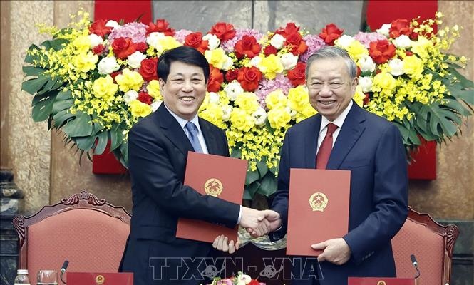 Bàn giao công tác giữa Tổng Bí thư, Chủ tịch nước Tô Lâm và nguyên Chủ tịch nước Lương Cường