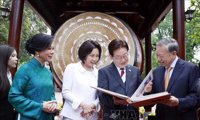 Chương trình hữu nghị đặc biệt chào mừng chuyến thăm của Tổng thống Hàn Quốc và Phu nhân