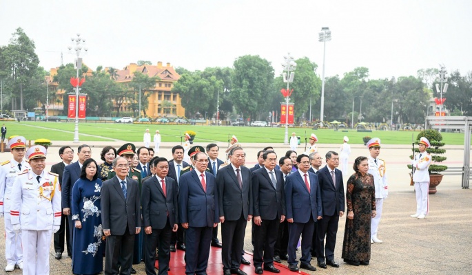 Lãnh đạo Đảng, Nhà nước vào Lăng viếng Chủ tịch Hồ Chí Minh nhân kỷ niệm 51 năm Ngày giải phóng miền Nam, thống nhất đất nước
