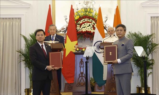 Tổng Bí thư, Chủ tịch nước Tô Lâm và Thủ tướng Ấn Độ chứng kiến Lễ trao các văn kiện hợp tác Việt Nam - Ấn Độ