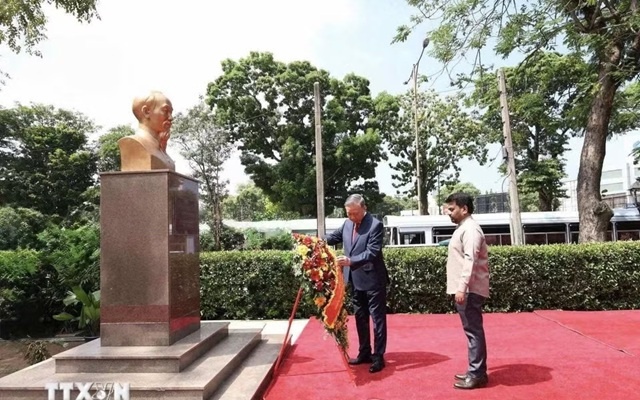 Tổng Bí thư, Chủ tịch nước Tô Lâm dâng hoa tại Tượng Chủ tịch Hồ Chí Minh ở Colombo