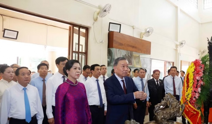 Tổng Bí thư, Chủ tịch nước và Phu nhân thăm Khu di tích Chủ tịch Hồ Chí Minh ở Udon Thani