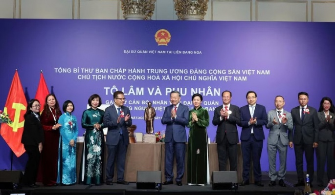 Tổng Bí thư, Chủ tịch nước Tô Lâm gặp gỡ cán bộ, nhân viên Đại sứ quán và cộng đồng người Việt Nam tại Liên bang Nga