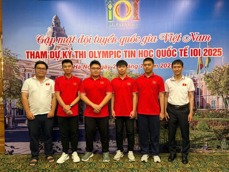 Đỗ Phan Thuận cùng đoàn Olympic Tin học Việt Nam